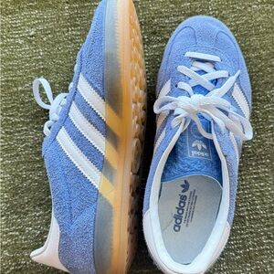 Blue gazelle barely worn size 6 1/2 fits like women’s size 7